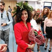 Insegnante di biologia impartisce lezioni private con supporto digitale della materia